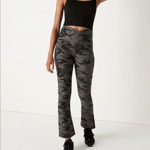 NWT❗️Victoria’s Secret PINK High-Waisted V Crossover Flare Yoga Pants